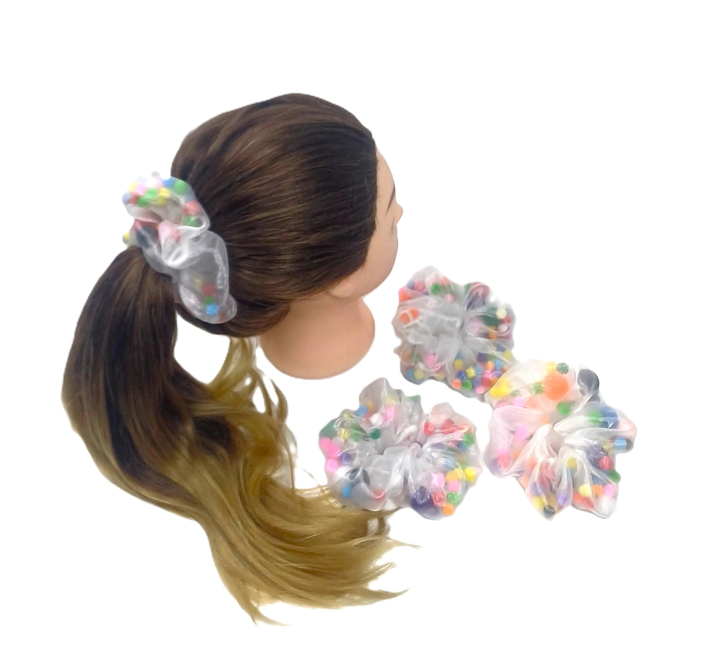 Renkli Ponpon Detaylı Beyaz Organze Lastik Toka