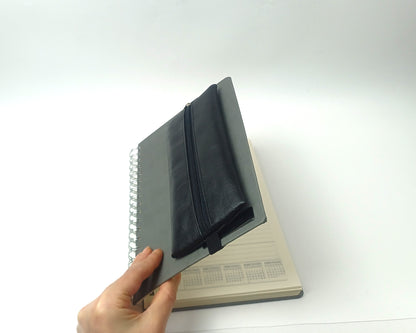 Minimal Siyah Suni Deri Defter Kalemliği – Lastikli Tasarım