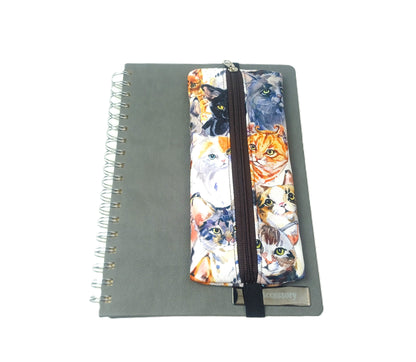 Renkli Kedi Desenli Kumaş Kalemlik – Minimal Lastikli Tasarım