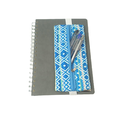 Mavi Etnik Desenli Lastikli Defter Üstü Kalemlik – Dijital Baskılı Kumaş