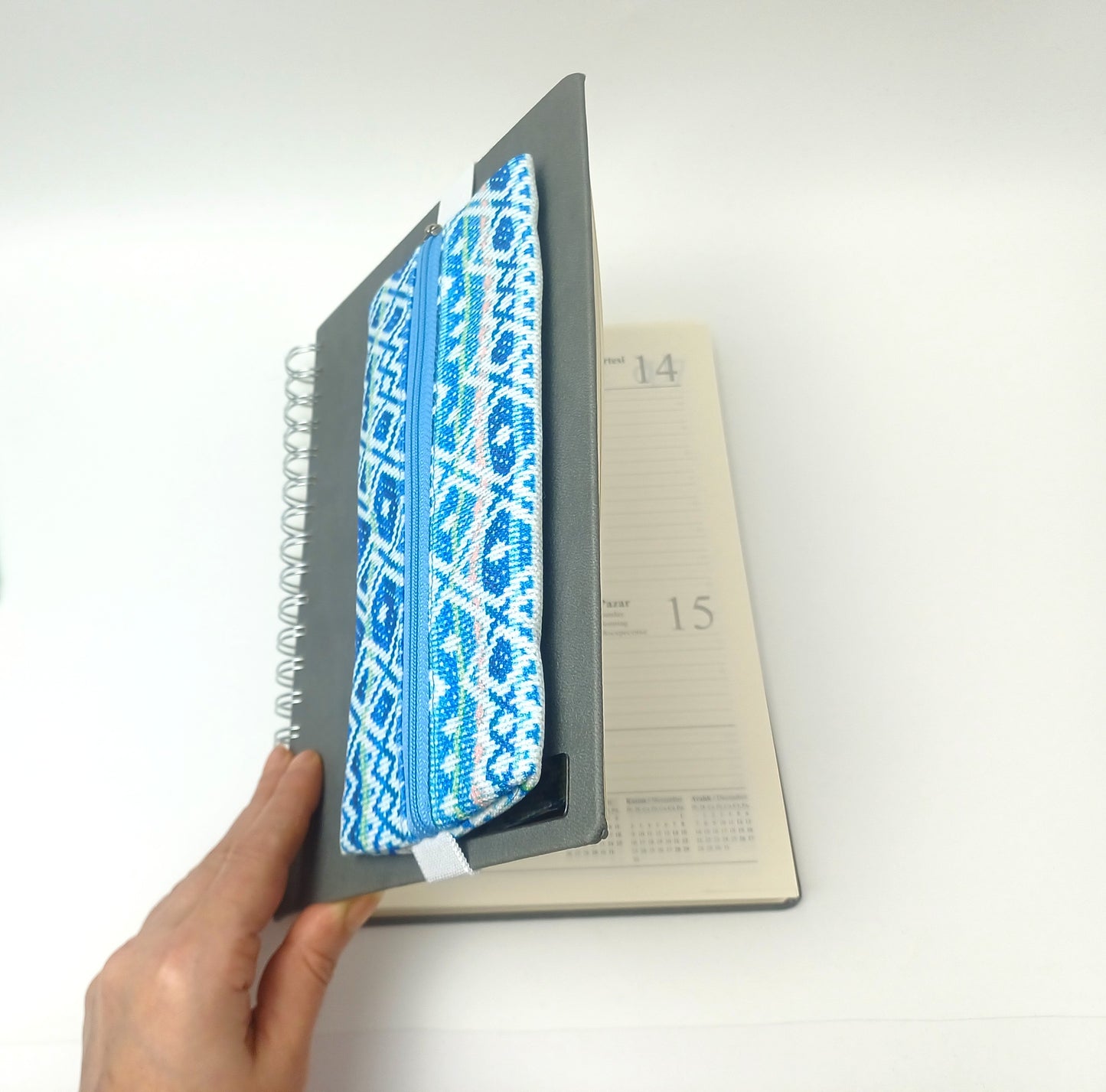 Mavi Etnik Desenli Lastikli Defter Üstü Kalemlik – Dijital Baskılı Kumaş