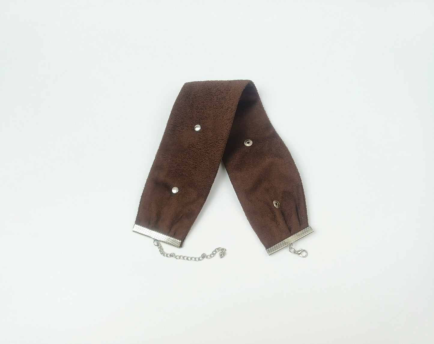 Metal Detaylı Süet Choker Kolye – Acı Kahverengi 4 cm Geniş