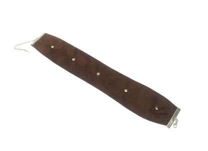 Metal Detaylı Süet Choker Kolye – Acı Kahverengi 4 cm Geniş