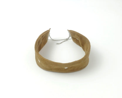 Camel Metal Detaylı Süet Choker Kolye – 4 cm