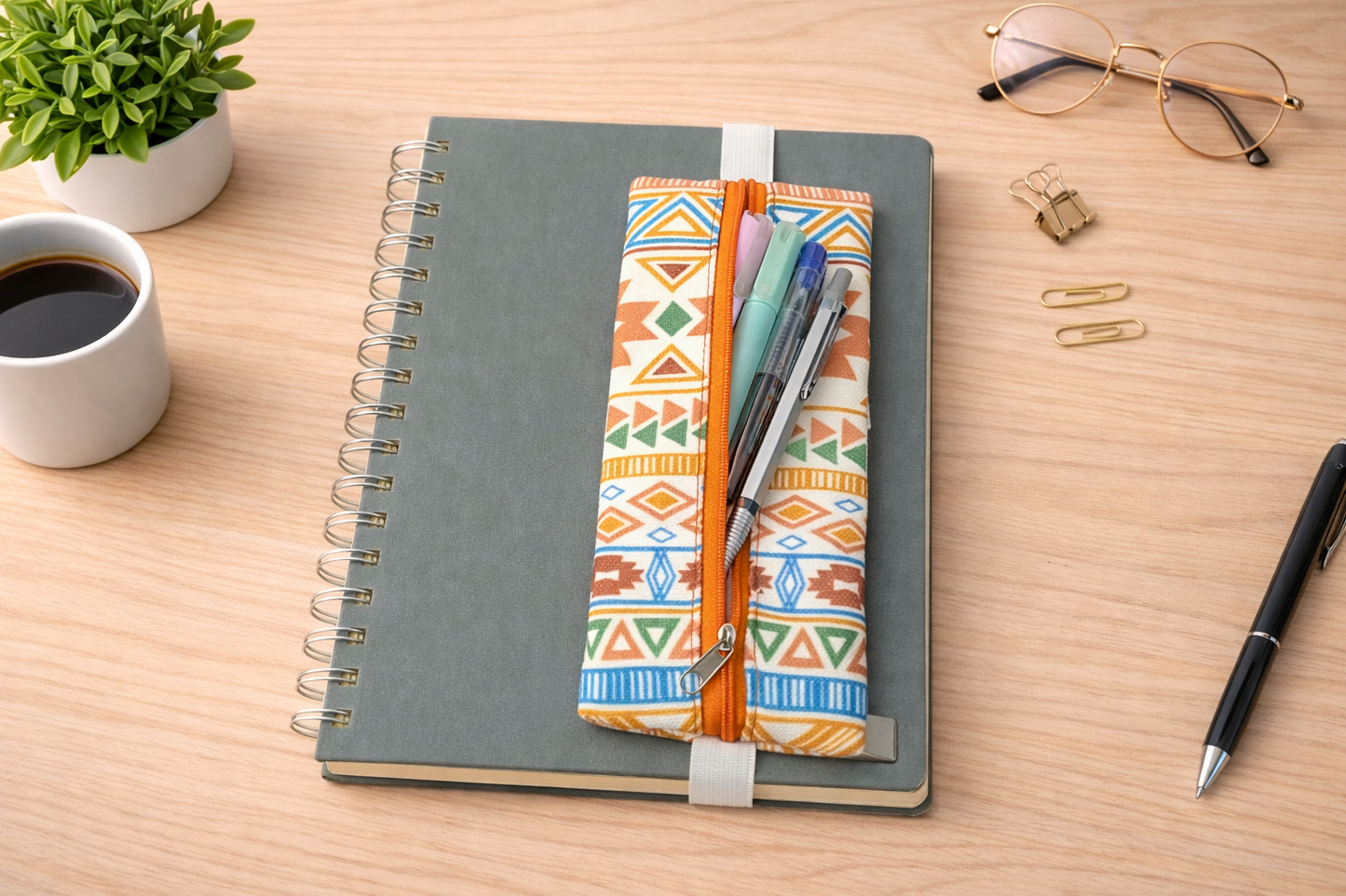 Turuncu Etnik Desenli Lastikli Defter Üstü Kalemlik – Dijital Baskılı Kumaş