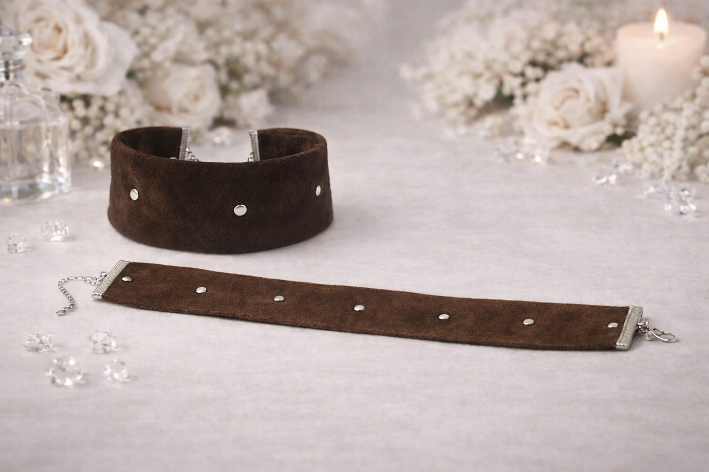 Metal Detaylı Süet Choker Kolye – Acı Kahverengi 4 cm Geniş
