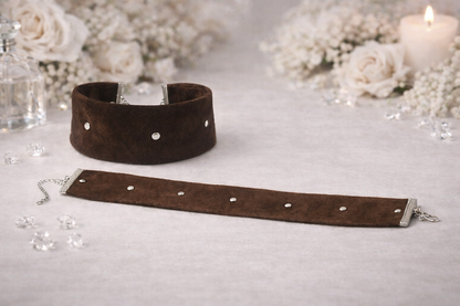 Metal Detaylı Süet Choker Kolye – Acı Kahverengi 4 cm Geniş