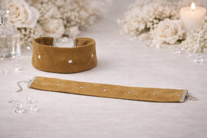 Camel Metal Detaylı Süet Choker Kolye – 4 cm