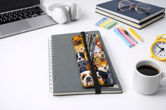 Köpek Desenli Dijital Baskı Lastikli Defter Üstü Fermuarlı Kalemlik