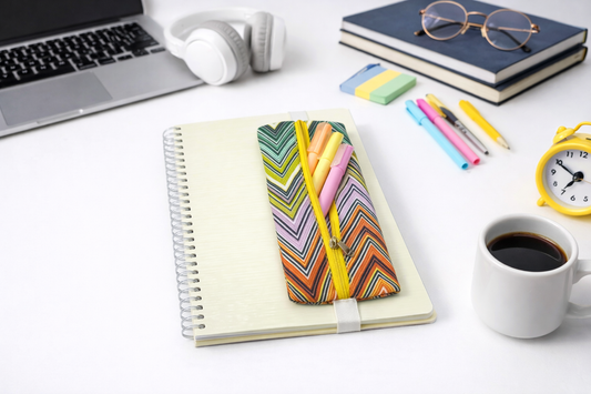 Zikzak Desenli Sarı Fermuarlı Lastikli Defter Üstü Kalemlik