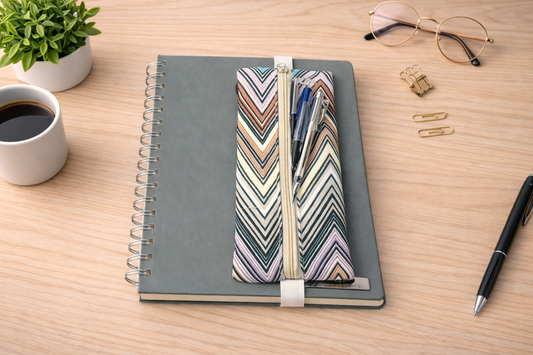 Zikzak Desenli Dijital Baskı Lastikli Defter Üstü Fermuarlı Kalemlik