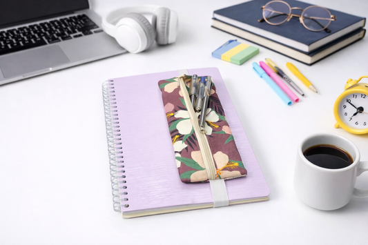 Dijital Baskı Çiçek Desenli Defter Üstü Kalemlik – Lastikli